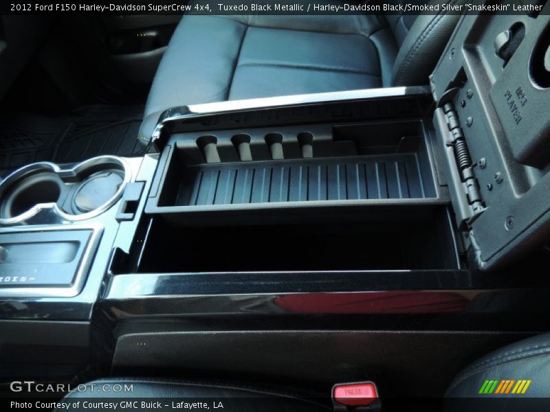 Tuxedo Black Metallic / Harley-Davidson Black/Smoked Silver 