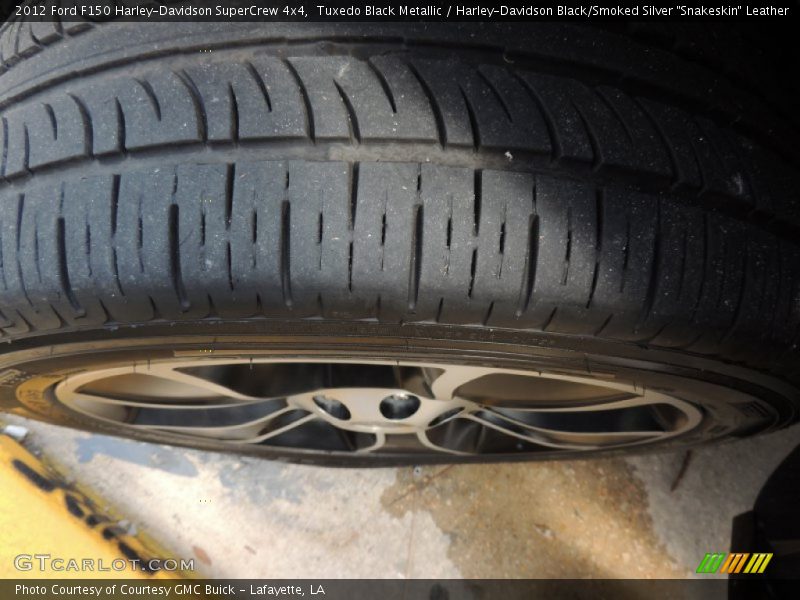 Tuxedo Black Metallic / Harley-Davidson Black/Smoked Silver 