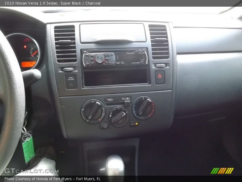 Super Black / Charcoal 2010 Nissan Versa 1.6 Sedan