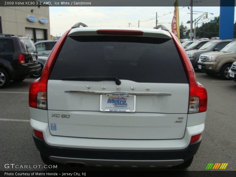 Ice White / Sandstone 2009 Volvo XC90 3.2 AWD