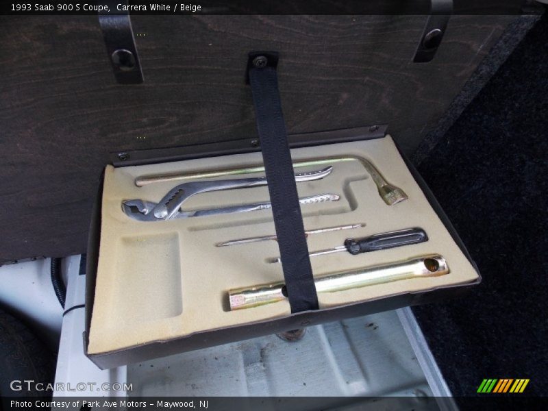 Carrera White / Beige 1993 Saab 900 S Coupe