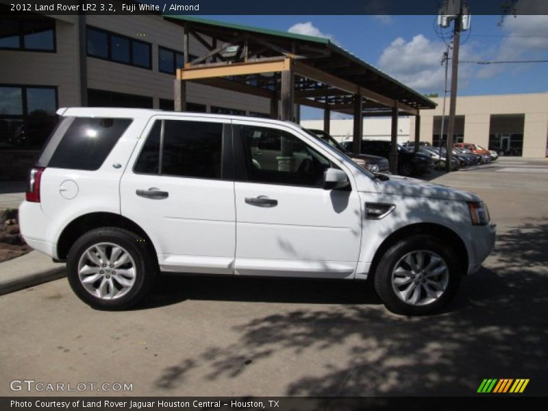 Fuji White / Almond 2012 Land Rover LR2 3.2