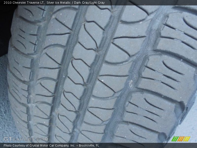 Silver Ice Metallic / Dark Gray/Light Gray 2010 Chevrolet Traverse LT