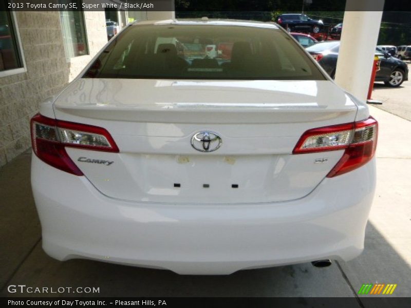 Super White / Black/Ash 2013 Toyota Camry SE