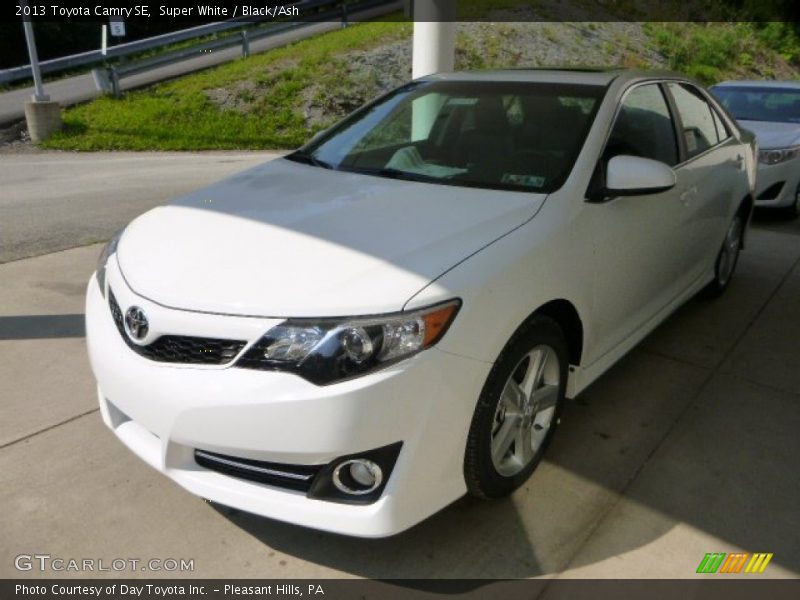 Super White / Black/Ash 2013 Toyota Camry SE
