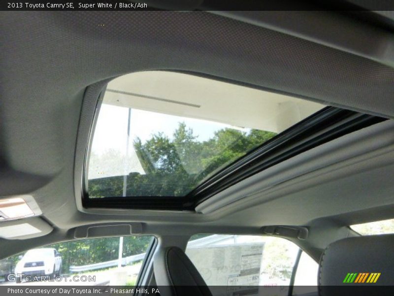 Super White / Black/Ash 2013 Toyota Camry SE