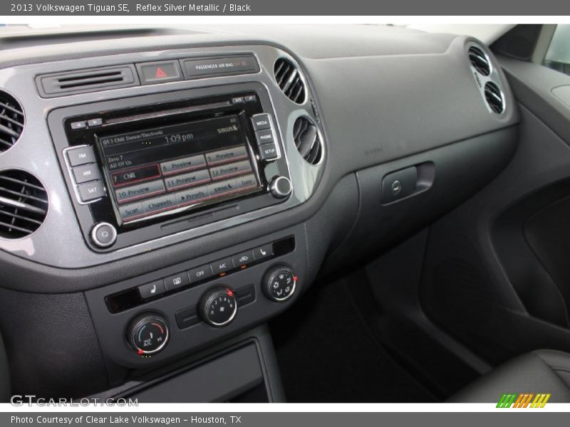 Reflex Silver Metallic / Black 2013 Volkswagen Tiguan SE