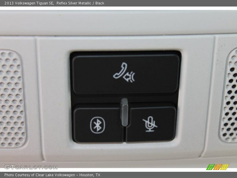 Reflex Silver Metallic / Black 2013 Volkswagen Tiguan SE