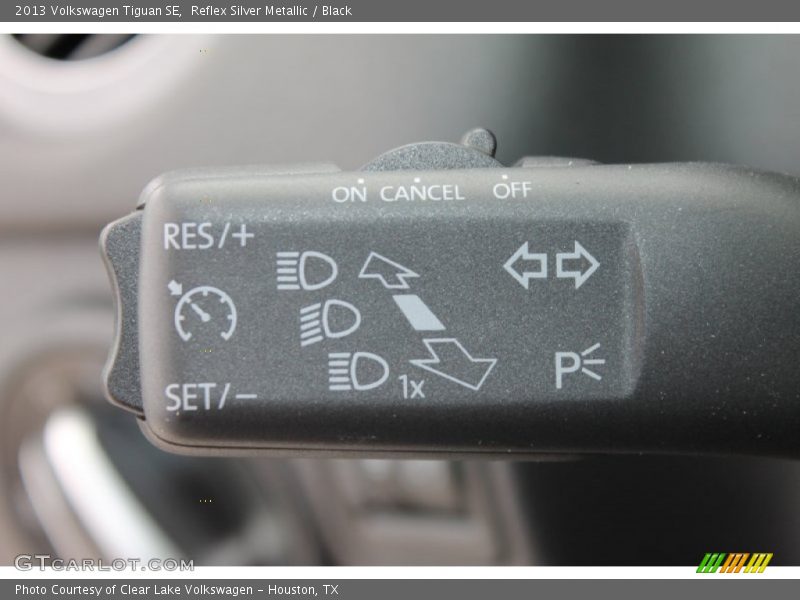 Reflex Silver Metallic / Black 2013 Volkswagen Tiguan SE