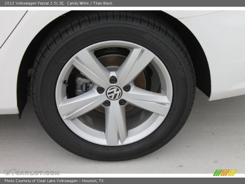Candy White / Titan Black 2013 Volkswagen Passat 2.5L SE