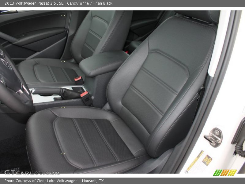 Candy White / Titan Black 2013 Volkswagen Passat 2.5L SE