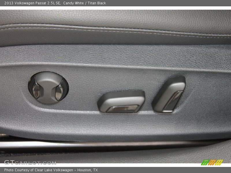 Candy White / Titan Black 2013 Volkswagen Passat 2.5L SE