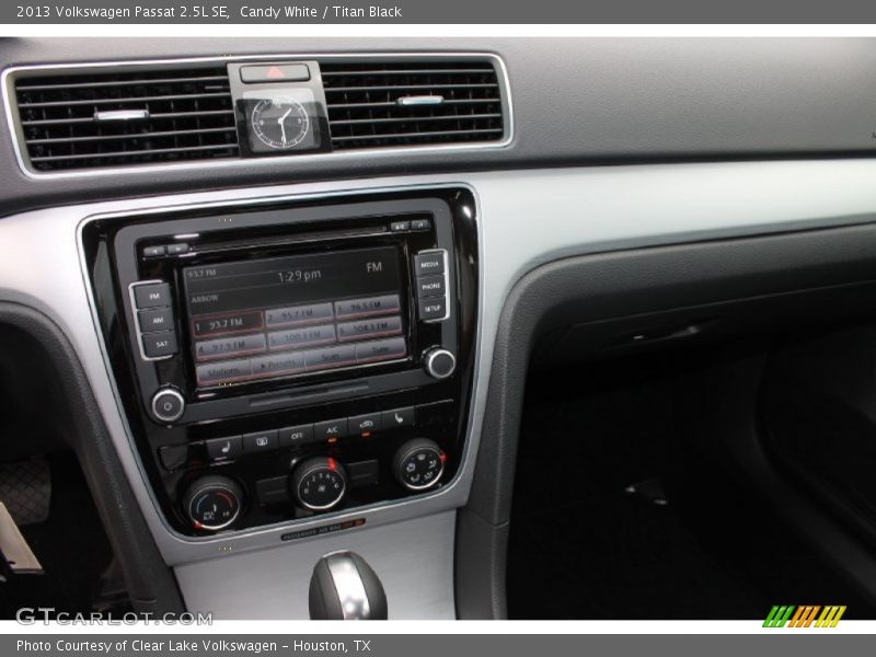 Candy White / Titan Black 2013 Volkswagen Passat 2.5L SE