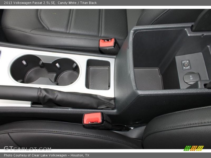 Candy White / Titan Black 2013 Volkswagen Passat 2.5L SE