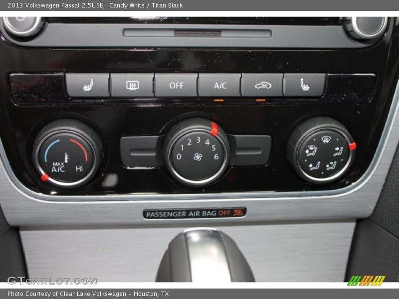 Candy White / Titan Black 2013 Volkswagen Passat 2.5L SE
