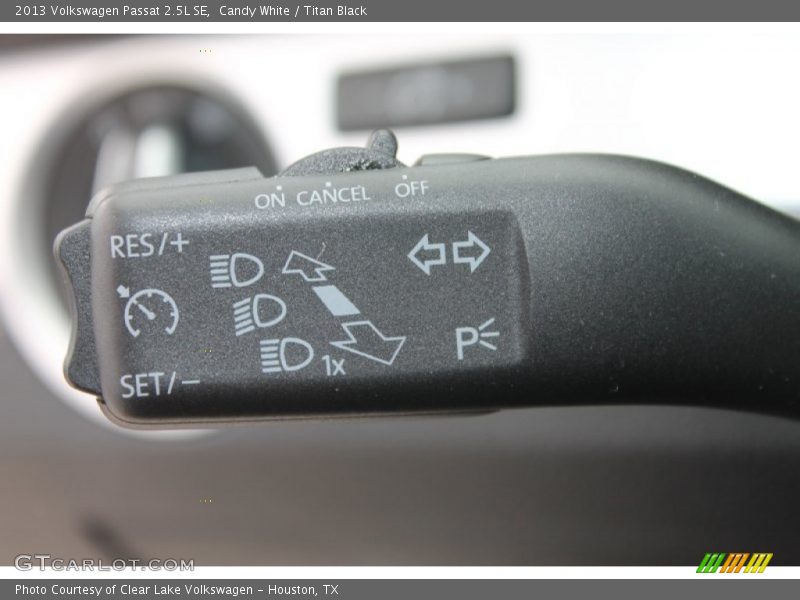 Candy White / Titan Black 2013 Volkswagen Passat 2.5L SE