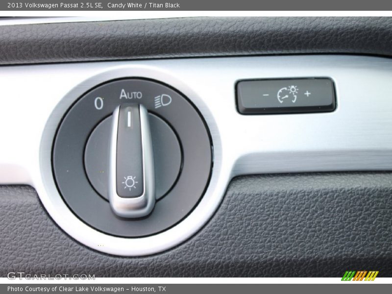 Candy White / Titan Black 2013 Volkswagen Passat 2.5L SE