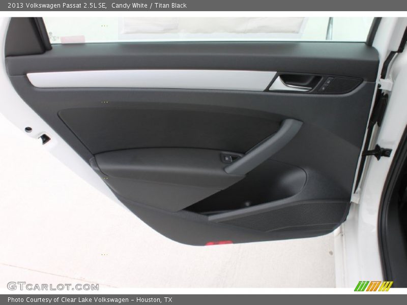 Candy White / Titan Black 2013 Volkswagen Passat 2.5L SE