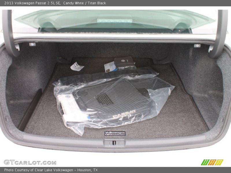 Candy White / Titan Black 2013 Volkswagen Passat 2.5L SE