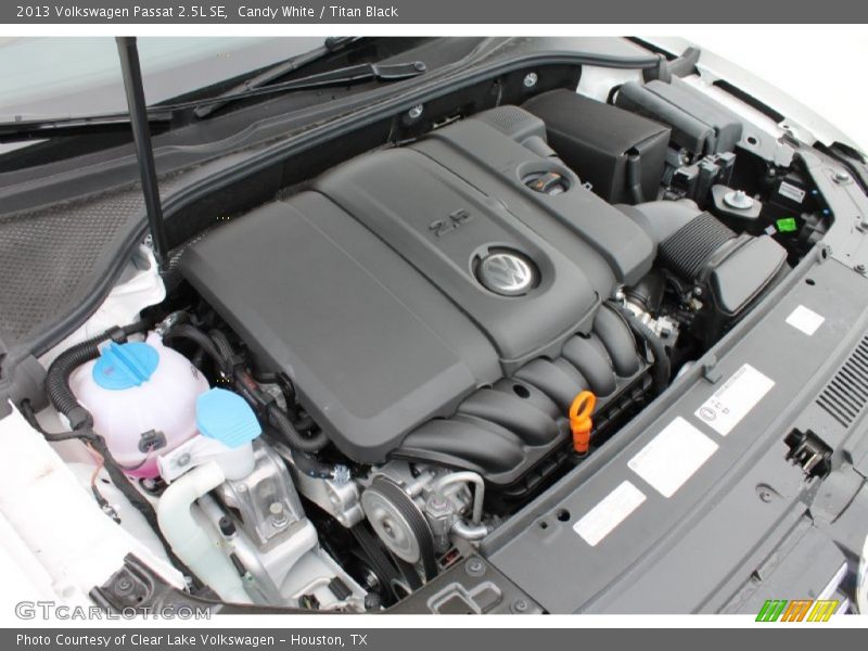 Candy White / Titan Black 2013 Volkswagen Passat 2.5L SE