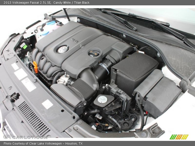 Candy White / Titan Black 2013 Volkswagen Passat 2.5L SE