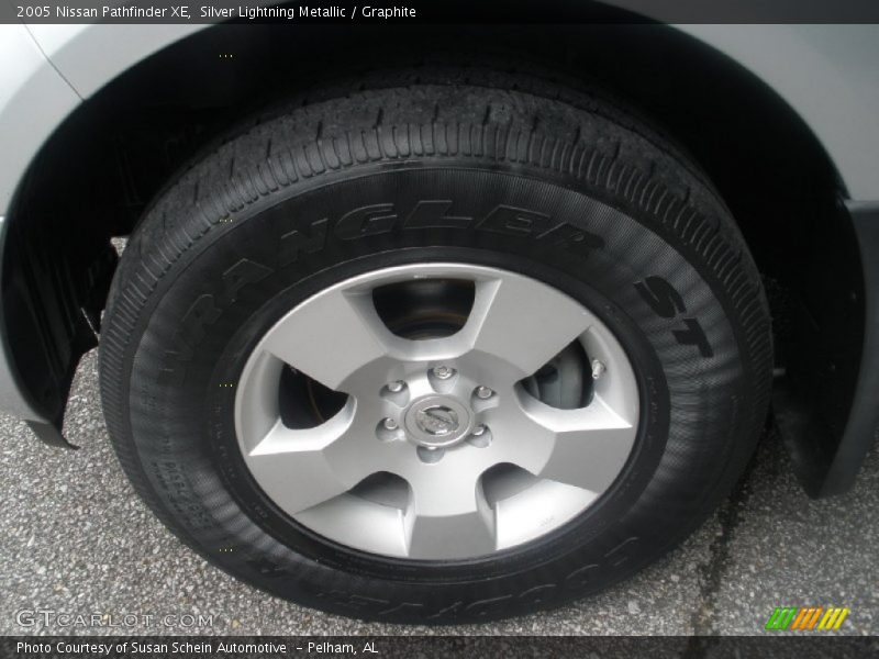 Silver Lightning Metallic / Graphite 2005 Nissan Pathfinder XE
