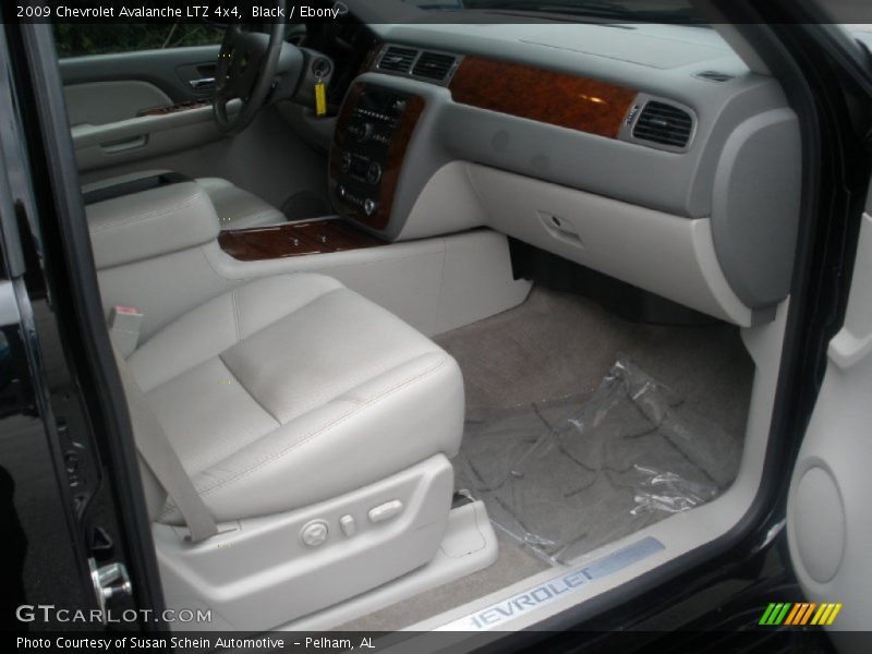 Black / Ebony 2009 Chevrolet Avalanche LTZ 4x4