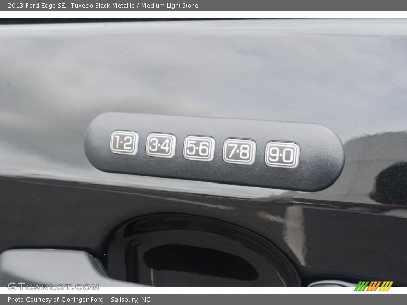 Tuxedo Black Metallic / Medium Light Stone 2013 Ford Edge SE