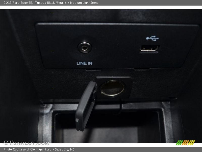 Tuxedo Black Metallic / Medium Light Stone 2013 Ford Edge SE