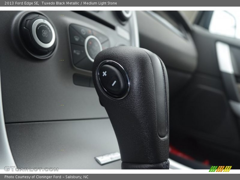 Tuxedo Black Metallic / Medium Light Stone 2013 Ford Edge SE
