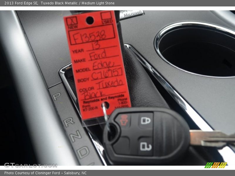 Tuxedo Black Metallic / Medium Light Stone 2013 Ford Edge SE