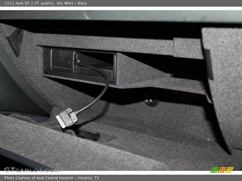 Ibis White / Black 2011 Audi Q5 2.0T quattro