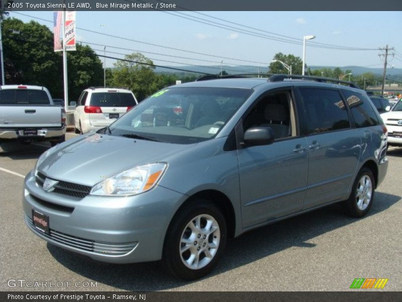 Front 3/4 View of 2005 Sienna LE AWD