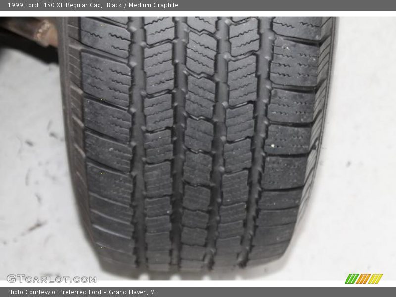 Black / Medium Graphite 1999 Ford F150 XL Regular Cab