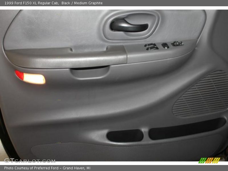 Black / Medium Graphite 1999 Ford F150 XL Regular Cab