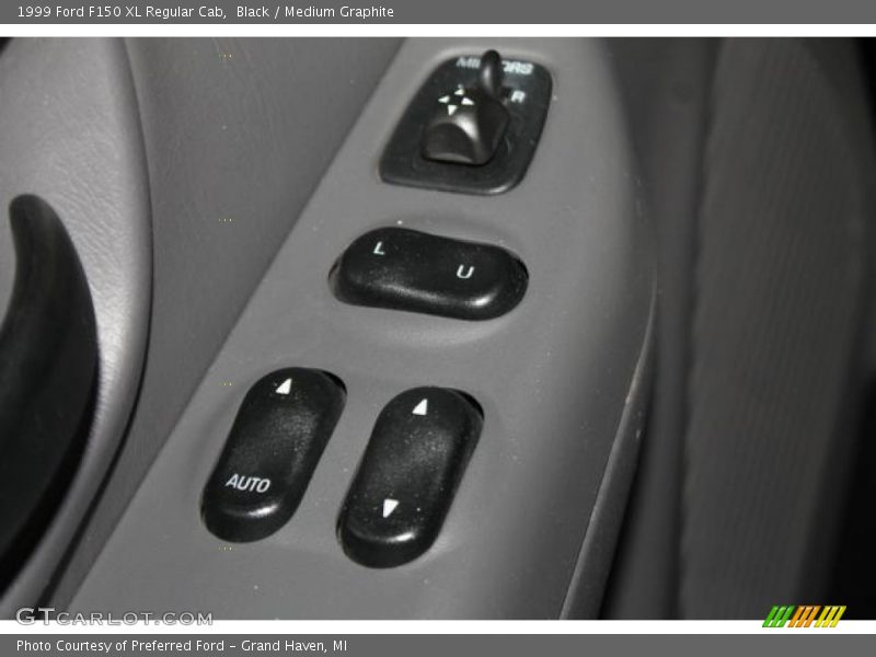 Black / Medium Graphite 1999 Ford F150 XL Regular Cab