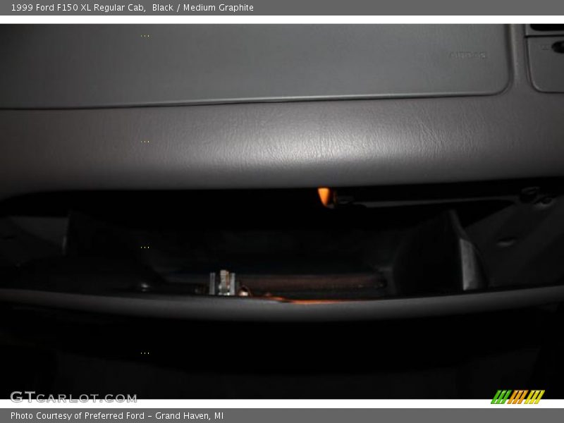 Black / Medium Graphite 1999 Ford F150 XL Regular Cab