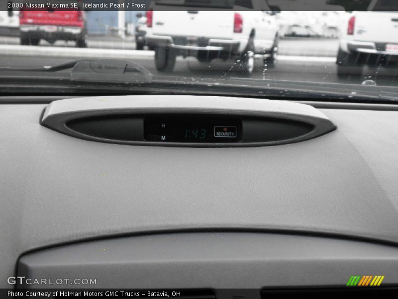 Icelandic Pearl / Frost 2000 Nissan Maxima SE