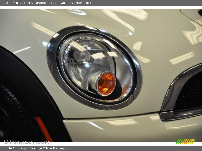 Pepper White / Carbon Black 2011 Mini Cooper S Hardtop