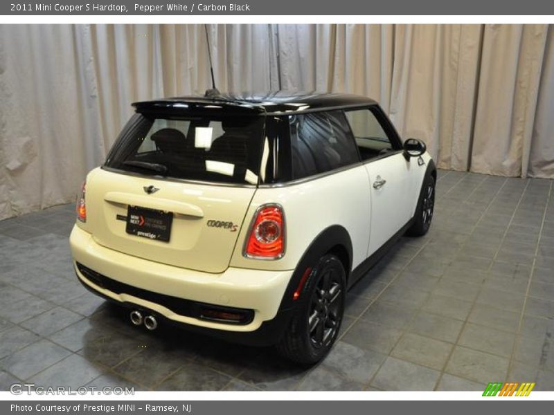 Pepper White / Carbon Black 2011 Mini Cooper S Hardtop