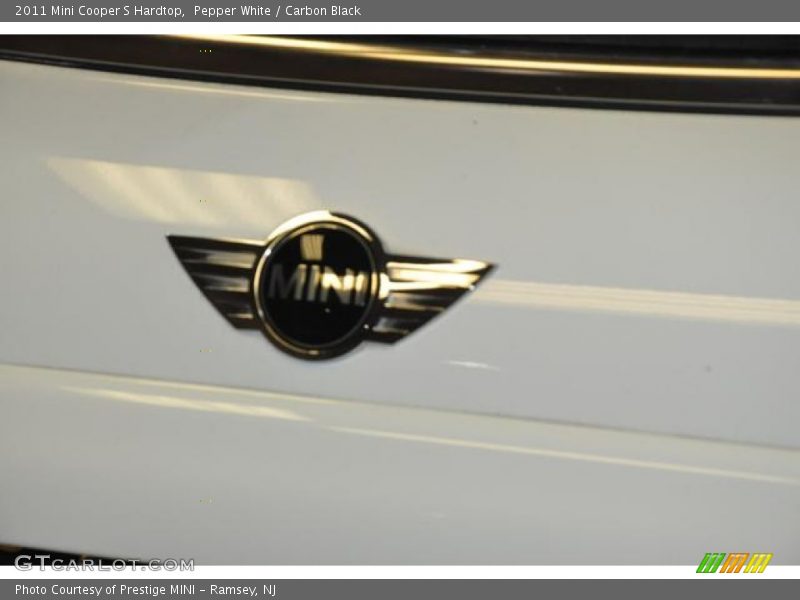 Pepper White / Carbon Black 2011 Mini Cooper S Hardtop