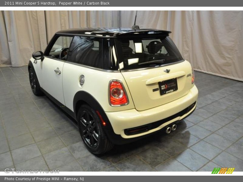 Pepper White / Carbon Black 2011 Mini Cooper S Hardtop