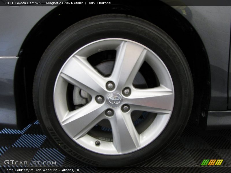 Magnetic Gray Metallic / Dark Charcoal 2011 Toyota Camry SE