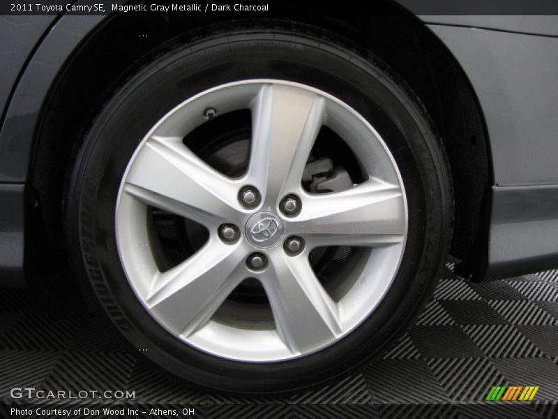 Magnetic Gray Metallic / Dark Charcoal 2011 Toyota Camry SE