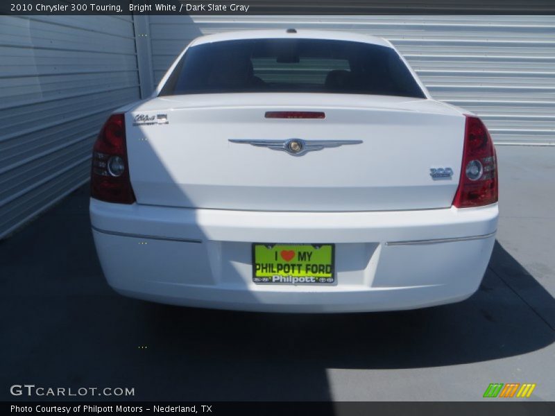Bright White / Dark Slate Gray 2010 Chrysler 300 Touring