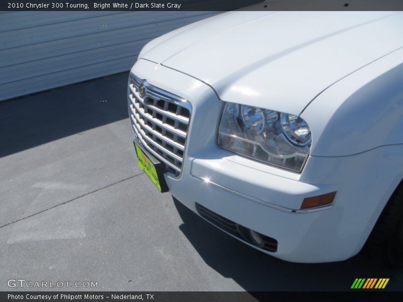 Bright White / Dark Slate Gray 2010 Chrysler 300 Touring