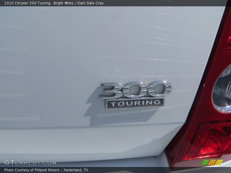 Bright White / Dark Slate Gray 2010 Chrysler 300 Touring
