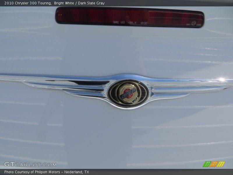 Bright White / Dark Slate Gray 2010 Chrysler 300 Touring