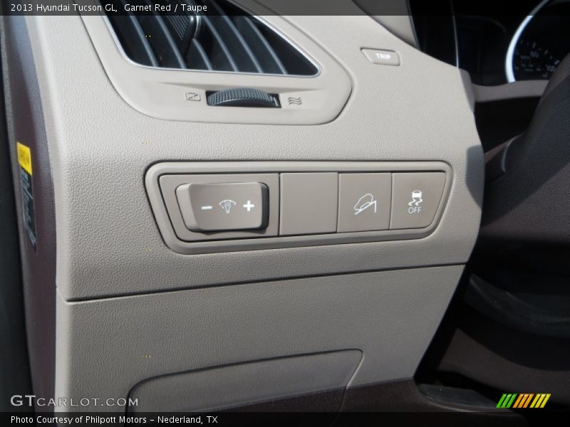 Garnet Red / Taupe 2013 Hyundai Tucson GL