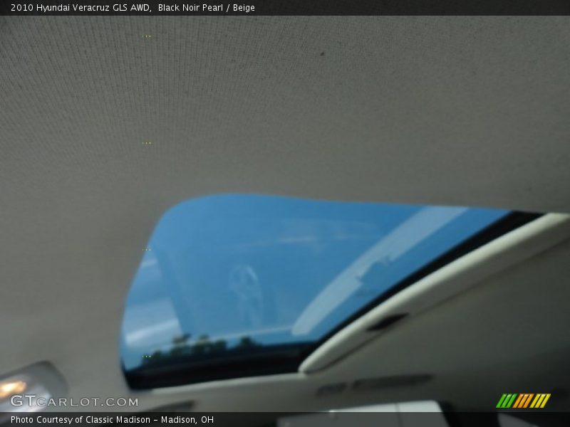 Black Noir Pearl / Beige 2010 Hyundai Veracruz GLS AWD